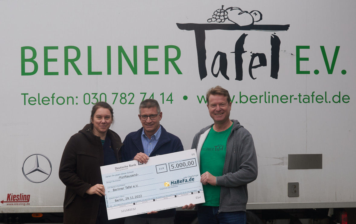 Sitebah übergibt durch Herrn Gärtner einen 5.000 Euro Scheck an die Berliner Tafel.