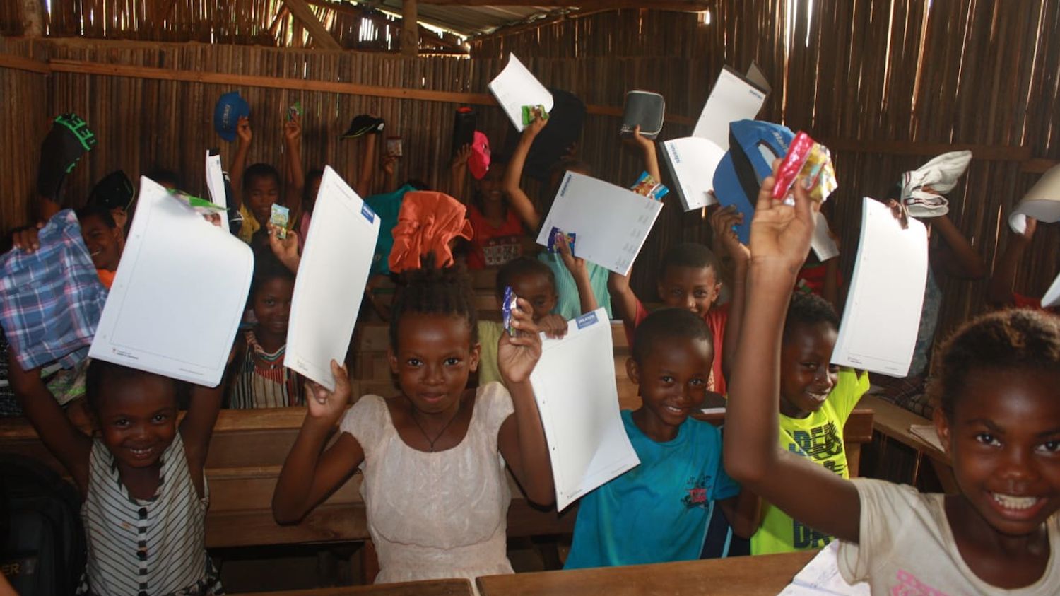 Kinder auf Madagaskar freuen sich!